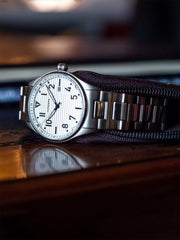 Flieger Pilotenuhr Wellblech-Look Farbe Silber 42 mm Metallarmband Saphirglas Minuterie Ref. 902.03.03