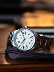 Flieger Pilotenuhr Wellblech-Look Farbe Silber 42 mm Metallarmband Saphirglas Minuterie Ref. 902.03.03