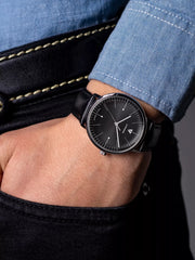 Bauhaus 40 Designklassiker Farbe schwarz 40 mm Lederarmband gewölbtes Glas und Zifferblatt Ref. 908.01.02