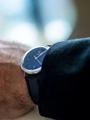 Bauhaus 40 Designklassiker Farbe schwarz 40 mm Lederarmband gewölbtes Glas und Zifferblatt Ref. 908.01.02