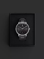 Bauhaus 40 Designklassiker Farbe schwarz 40 mm Lederarmband gewölbtes Glas und Zifferblatt Ref. 908.01.02