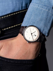 Bauhaus 40 Designklassiker Farbe beige 40 mm Lederarmband gewölbtes Glas und Zifferblatt Ref. 908.01.05