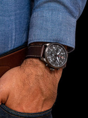 Flieger Chronograph Chronograph Farbe "Gun" 42 mm Lederarmband Ref. 957.01.15