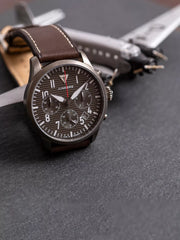 Flieger Chronograph Chronograph Farbe "Gun" 42 mm Lederarmband Ref. 957.01.15