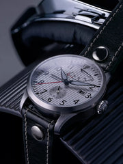 Flieger Gangreserve Pilotenuhr Automatik mit Gangreserve- und 24h-Anzeige Farbe Silber 42 mm Lederarmband Saphirglas Ref. 964.01.03