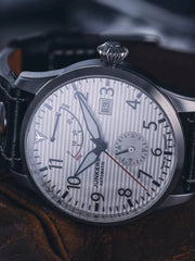 Flieger Gangreserve Pilotenuhr Automatik mit Gangreserve- und 24h-Anzeige Farbe Silber 42 mm Lederarmband Saphirglas Ref. 964.01.03