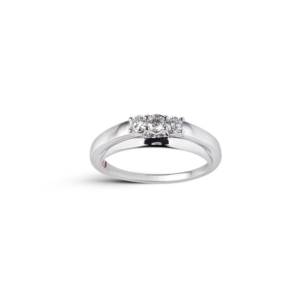 18 kt white gold ring with 3 diamonds